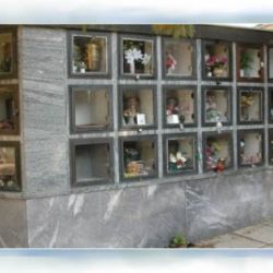V Nové vsi našel muž urny. Zloději ukradli měděný obal