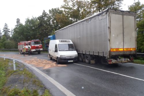 Foto: V Plasích boural kamion a dodávka, vytekly kapaliny 