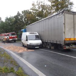 V Plasích boural kamion a dodávka, vytekly kapaliny 