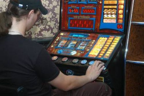 Foto: V Plané v baru poškodil herní automat