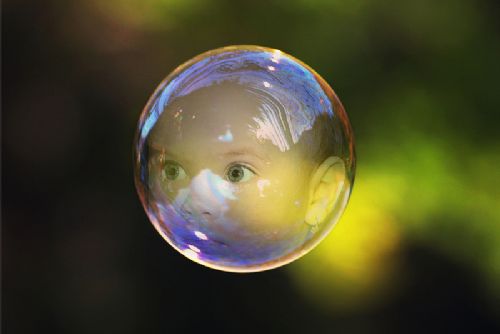 Foto: V Plzni se rekordně telefonovalo z mýdlové bubliny