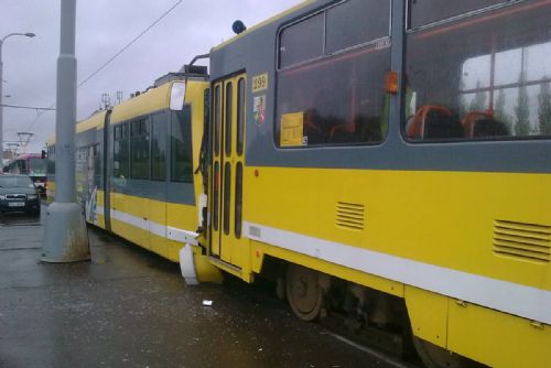 Foto: V Plzni se srazily tramvaje, jedna cestující zraněna