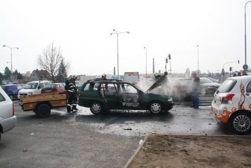 Foto: V Plzni shořelo osobní auto, oheň poničil další tři 