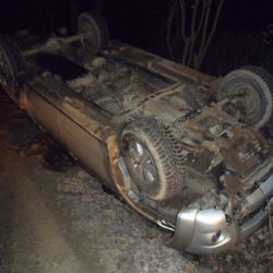 V Rokycanech otočil auto na střechu, vyvázl bez zranění