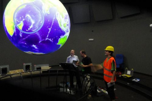 Foto: V Techmanii instalují speciální projekční globus