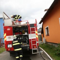 V Tlumačově shořelo podkroví rodinného domku