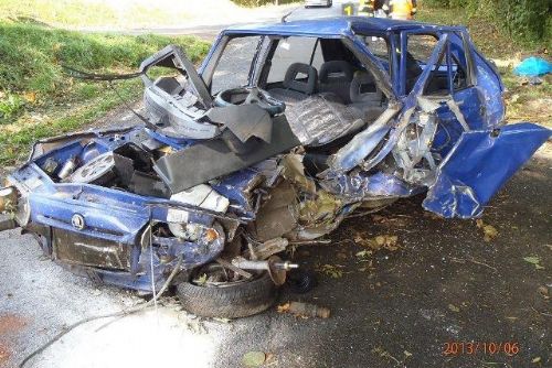 Foto: Ve Kdyni zemřel řidič, který zdemoloval auto o stromy