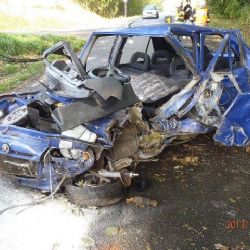 Ve Kdyni zemřel řidič, který zdemoloval auto o stromy