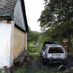 Ve Strašicích žhář zapálil zaparkované auto, škoda 300 tisíc