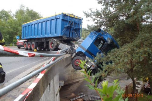 Foto: Ve Stříbře zůstal viset kamion z mostu  