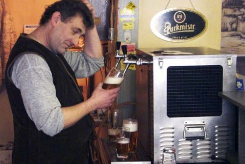 Foto: Plzeňák se opil v baru, poté začal mlátil hosty i obsluhu