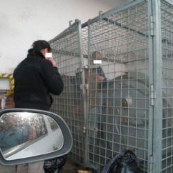 Z kontejneru na přebytky vybírali bezdomovci odpadky