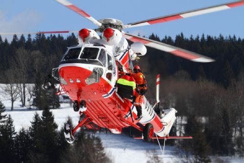 Foto: Z lanovky na Špičáku zachraňuje lyžaře vrtulník 