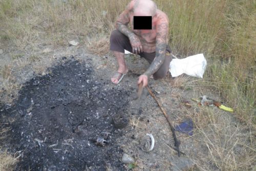 Foto: Za garážemi na Slovanech pálil odpad, kabely chtěl prodat 