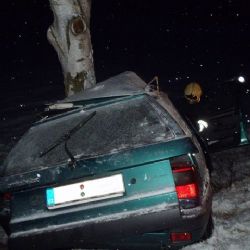 Za Holoubkovem boural citroen, omotal se kolem břízy