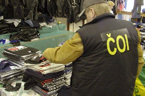 Foto: Kontrola odhalila v Alžbětíně prodej padělků textilu