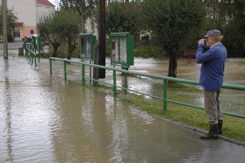Foto: ČEZ ruší kvůli povodním práce, charita nabízí pomoc 