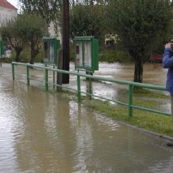 ČEZ ruší kvůli povodním práce, charita nabízí pomoc 