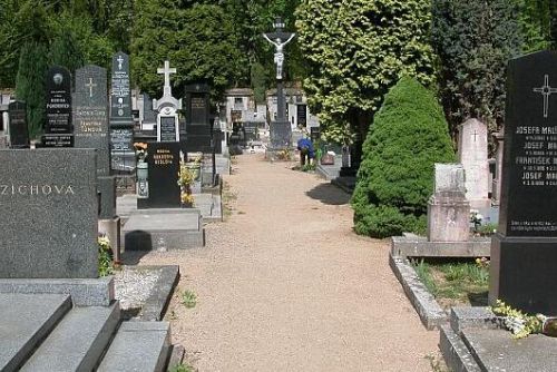 Foto: Žena z Rokycan zkolabovala na plzeňském hřbitově 