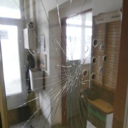 Agresivní žena nadávala a demolovala autobusové nádraží