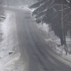Auto obrátil na střechu, ale vyvázl bez zranění