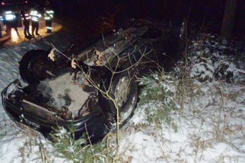 Foto: Auto skončilo u Bušovic v příkopu na střeše