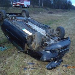 Auto u Janovic skončilo na louce na střeše. Podívejte se