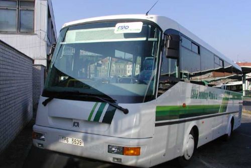 Foto: Autobus v Domažlicích nacouval do vozu autoškoly