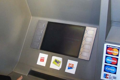 Foto: Muž v Boru vybral z bankomatu, pak ho přepadli