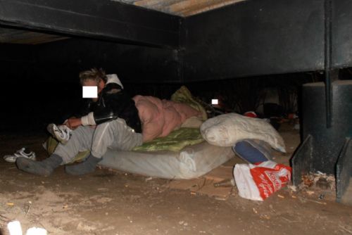 Foto: Bezdomovci rozbili svůj stan v Plzni u Ježíška