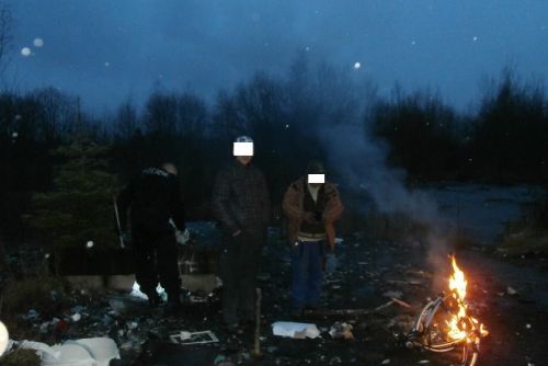 Foto: Bezdomovci v Plzni pálili kočárek, kov chtěli odevzdat