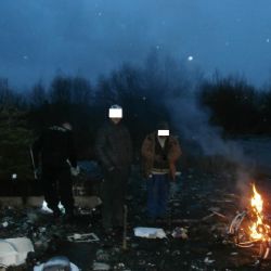 Bezdomovci v Plzni pálili kočárek, kov chtěli odevzdat