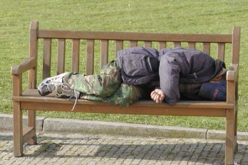 Foto: Špinavý a pomočený bezdomovec si ustlal na zastávce 
