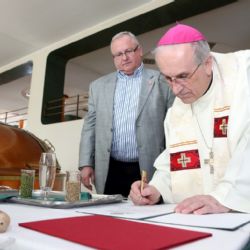 Biskup Radkovský požehnal velikonočnímu pivu
