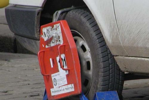Foto: Řidička v Plzni sundala násilím botičku z auta, schovala ji 