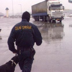 Anonym hrozil  celníkům výbuchem bomby