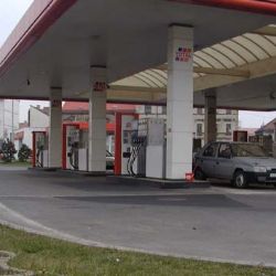 Kradl auta a ještě tankoval zadarmo