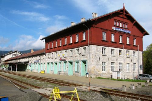 Foto: Skončila oprava výpravní budovy nádraží v Železné Rudě – Alžbětíně