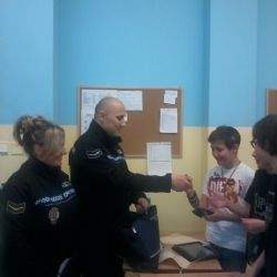 Chlapci našli injekční stříkačky. Poděkovali jim strážníci