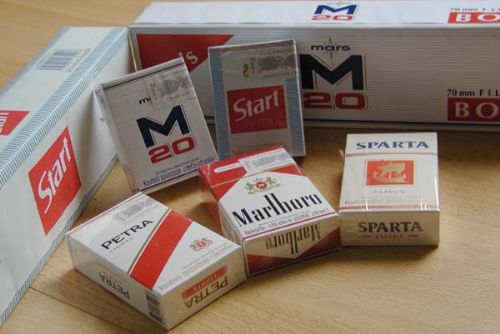 Foto: Prohlídka v Potůčkách odhalila zásoby nelegálních cigaret