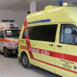 Cyklistce vlétla do oka moucha, ta se lekla a nabourala
