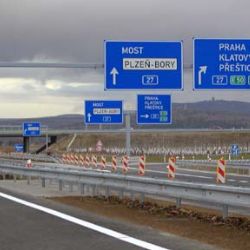 Dálniční nosník postříkali barvou