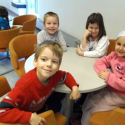 Děti ze stříbrské školky potěší houpačky