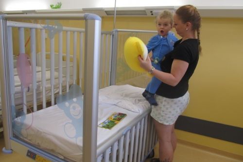 Foto: Dětské oddělení Klatovské nemocnice má nové postýlky 