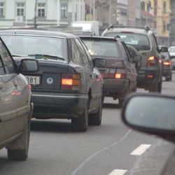 Opilec se motal mezi auty, skončil na záchytce