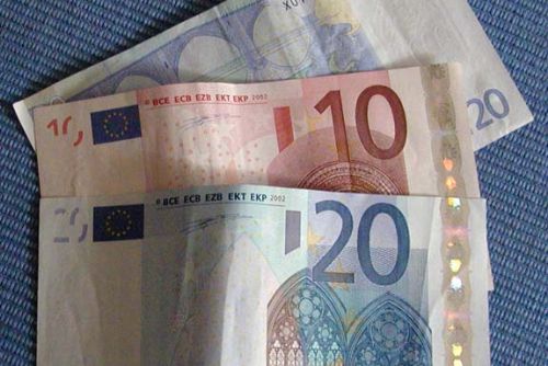 Foto: Z nočního stolku zmizela eura