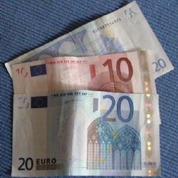 Z nočního stolku zmizela eura