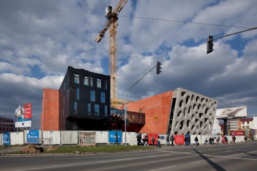 Foto: Fasáda divadla v Plzni je největší betonová skulptura v ČR