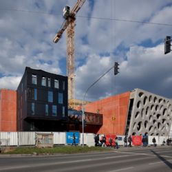 Fasáda divadla v Plzni je největší betonová skulptura v ČR