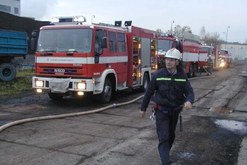 Foto: U Štěnovic shořel kamion s dřívím